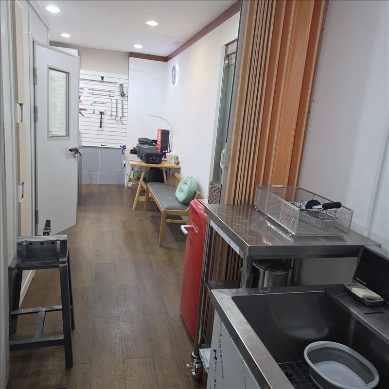 삭스리페어 내부 작업 공간 전경